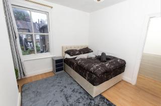 Stylish 3-Bedroom House with Free Parking, 15 Mins to Central London - 9