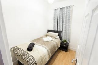 Stylish 3-Bedroom House with Free Parking, 15 Mins to Central London - 3