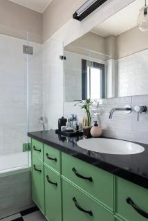 Spacious 5-Room Apartment by the Beach Bat Yam - 3