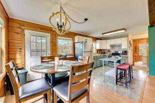 High Peak Heaven Cozy Log Cabin on 1 Acre! - 6