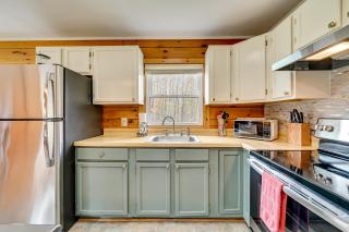 High Peak Heaven Cozy Log Cabin on 1 Acre! - 4