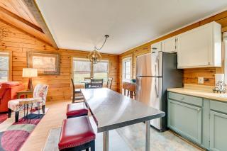 High Peak Heaven Cozy Log Cabin on 1 Acre! - 2