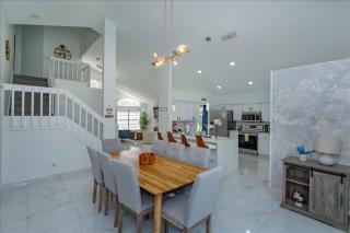 Lovely 4 Bed Oasis In the mix of everything - 1