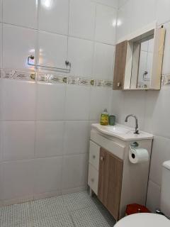Casa térrea com churrasqueira a metros da praia - 1