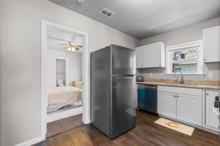 Charming 1-Bedroom Retreat in Fort Worth - 3