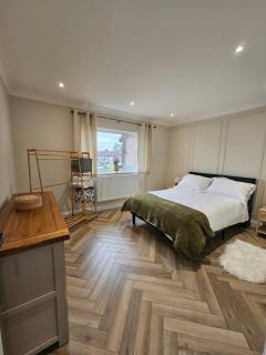 Modern 3 bed Home Minutes from Manchester Airport - 8