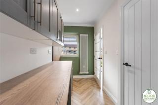 Modern 3 bed Home Minutes from Manchester Airport - 2