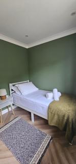 Modern 3 bed Home Minutes from Manchester Airport - 3