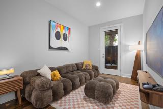 Spacious Sleek Modern Art Deco Gem in Downtown HTX - 9