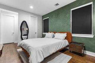 Spacious Sleek Modern Art Deco Gem in Downtown HTX - 4