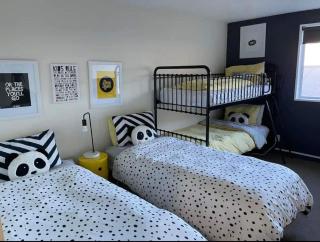 Habeke Bothy - epic views - 700mtrs to town - 4