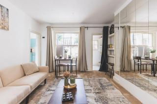 Sleeps 5! Parking, WiFi & Parking, 4 Mins To Station, NEWLY REFURBISHED!! - 9