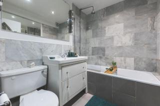 Sleeps 5! Parking, WiFi & Parking, 4 Mins To Station, NEWLY REFURBISHED!! - 3