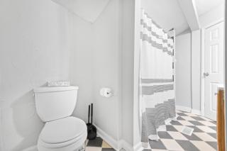 Little Italy Group Stay 4 TV's Pet Friendly - 6