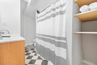 Little Italy Group Stay 4 TV's Pet Friendly - 4