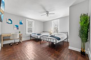 Little Italy Group Stay 4 TV's Pet Friendly - 9