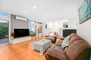 Stylish 4BR Home in the Centro of Glen Waverley - 2