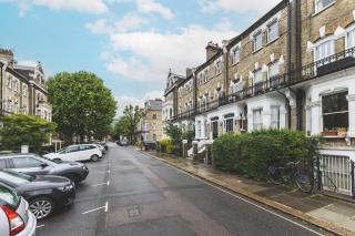 Sleeps 5, Parking WiFi & Garden, 4 Mins To Station, NEWLY REFURBISHED! - 1