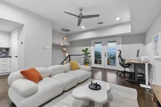 Stylish Luxe Stay by Memorial Park, Near Downtown - 3