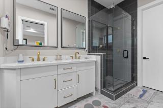 Stylish Luxe Stay by Memorial Park, Near Downtown - 2