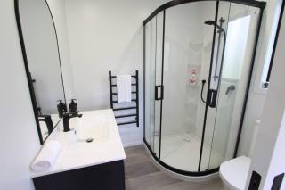 Modern Tata Beach Escape - Spacious New Retreat - Tata Beach - 3