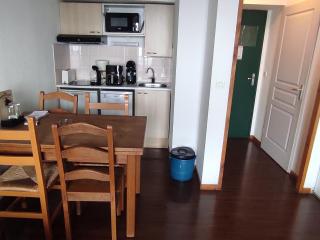 Appartement cosy avec piscine privée et parking à Super-Besse - FR-1-814-163 - 8