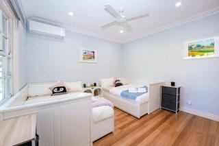 Family-Friendly 2BR Home Near Eastland n BBQ & Toys - 6