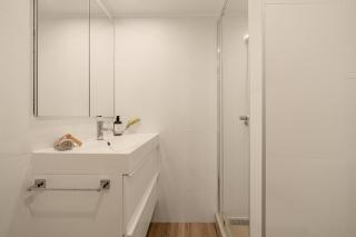 Coastal Inspired Beach Vibe, Stroll to Hastings St - 3