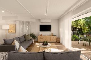 Coastal Inspired Beach Vibe, Stroll to Hastings St - 9