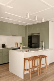 Coastal Inspired Beach Vibe, Stroll to Hastings St - 2