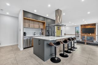 Modern Lakefront Chalet Private Jacuzzi Dock - 2