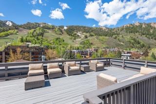 Center of Aspen 2 BR with AC Sundeck Hot-Tub - 1