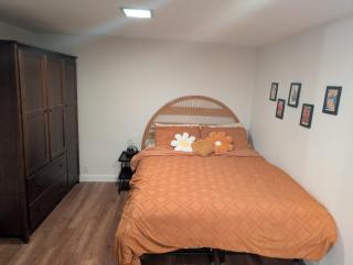 Entire ADU with hottub - 9