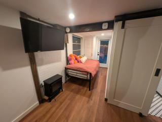 Entire ADU with hottub - 4