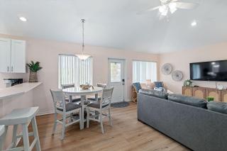 Just Beachy l Steps to Beach l Walk to Restaurants - 3