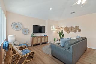 Just Beachy l Steps to Beach l Walk to Restaurants - 2