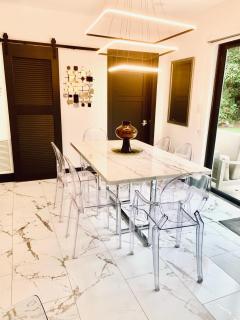 MIAMi MID-CENTURY GEM - 7