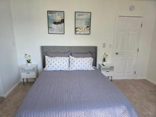 Cozy 2BR - Near Airport & City - 4