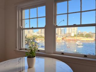 KozyGuru | MacMahons Point | Harbour Hideaway - 0