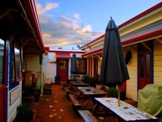 Stables Lodge Backpackers - 8