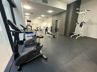 Modern CBD 2 Bedroom Apartment with Free Parking - 9