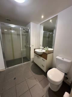 Modern CBD 2 Bedroom Apartment with Free Parking - 5