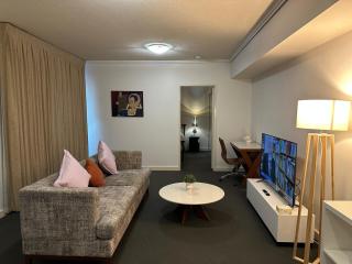 Modern CBD 2 Bedroom Apartment with Free Parking - 4