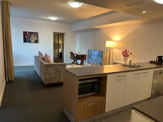 Modern CBD 2 Bedroom Apartment with Free Parking - 3