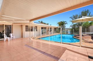Relaxing 4BR Robina Escape with Parking & Pool - 6