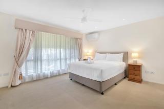 Relaxing 4BR Robina Escape with Parking & Pool - 5