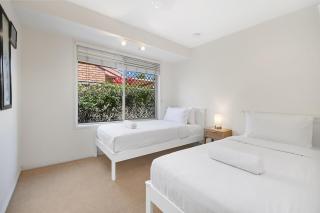 Relaxing 4BR Robina Escape with Parking & Pool - 1