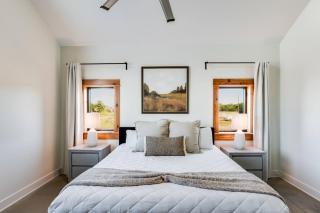 Modern Cabin Near Cheney Lake W Pool and Hot Tub -  - 6