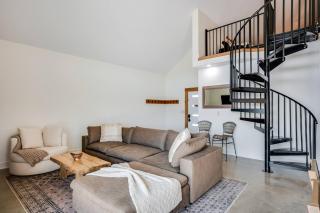 Modern Cabin Near Cheney Lake W Pool and Hot Tub -  - 4