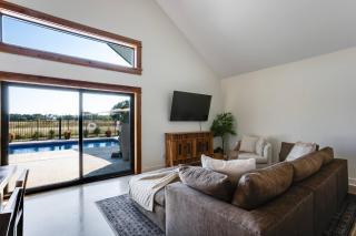 Modern Cabin Near Cheney Lake W Pool and Hot Tub -  - 3